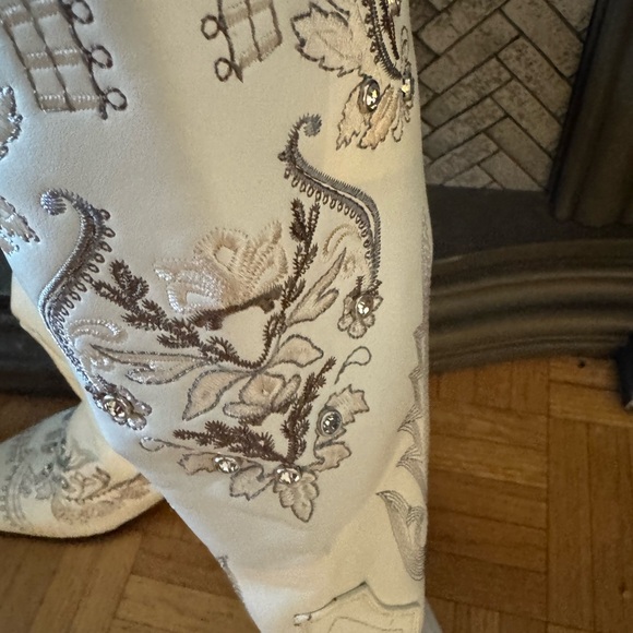 Embroidered White Rhinestone Embellished Boutique Cowboy Boots - Picture 3 of 8